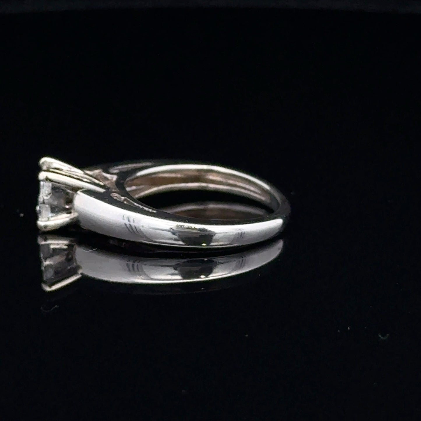 LADIES DIAMOND RING