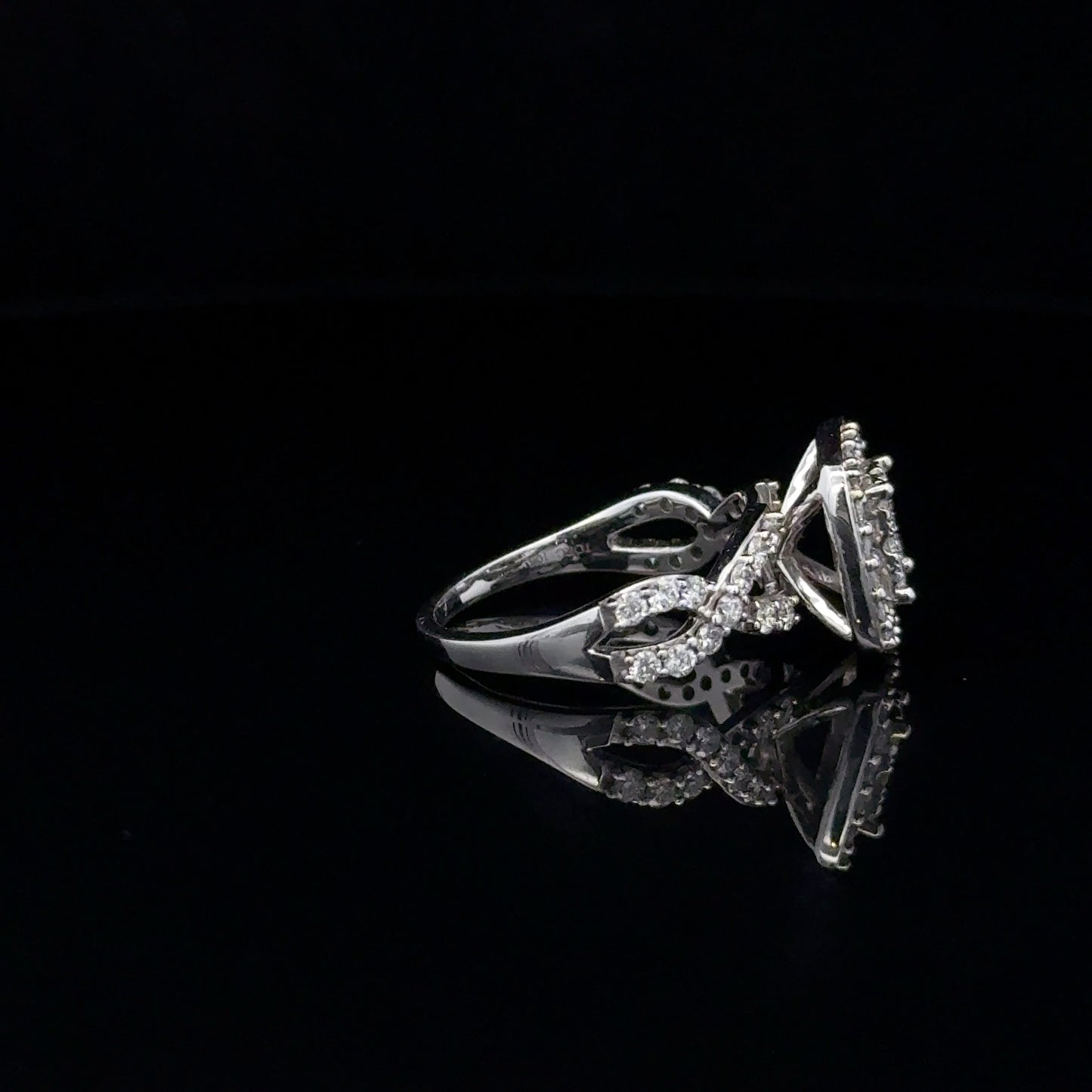 LADIES DIAMOND RING