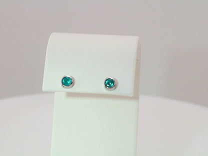 14k-white-gold-natural-emerald-bezel-set-earrings
